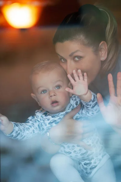 Feliz Madre Bebé Mirando Tirar Ventana Jugar Casa Caliente Día — Foto de Stock