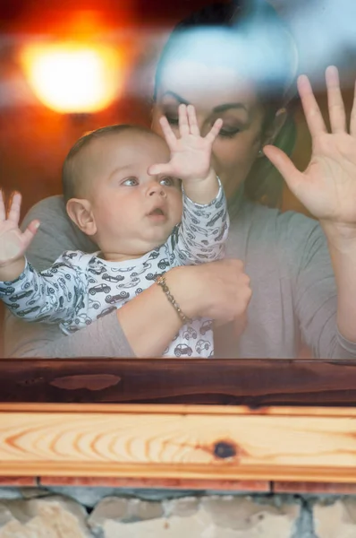 Feliz Madre Bebé Mirando Tirar Ventana Jugar Casa Caliente Día — Foto de Stock