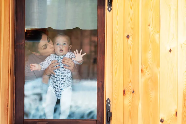 Feliz Madre Bebé Mirando Tirar Ventana Jugar Casa Caliente Día — Foto de Stock