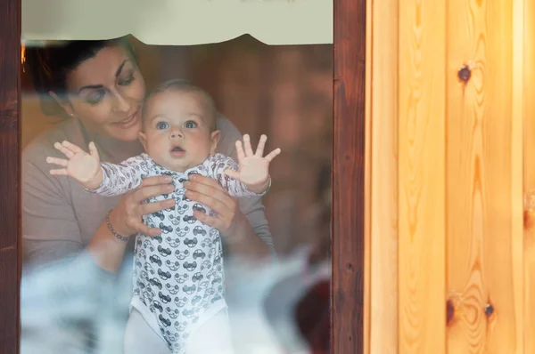 Feliz Madre Bebé Mirando Tirar Ventana Jugar Casa Caliente Día — Foto de Stock