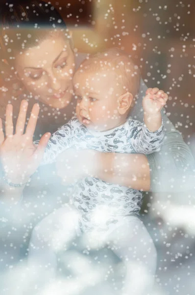 Feliz Madre Bebé Mirando Tirar Ventana Jugar Casa Caliente Día — Foto de Stock