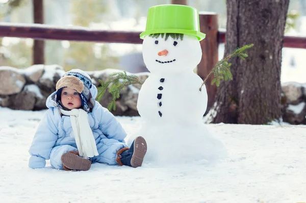 Hermoso Niño Sentado Nieve Posando Temporada Invierno — Foto de Stock