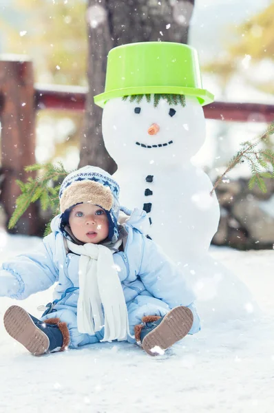 Красивый Мальчик Сидящий Снегу Позирующий Зимний Сезон — стоковое фото