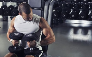 yakışıklı kaslı erkek model dumbbells ile poz 