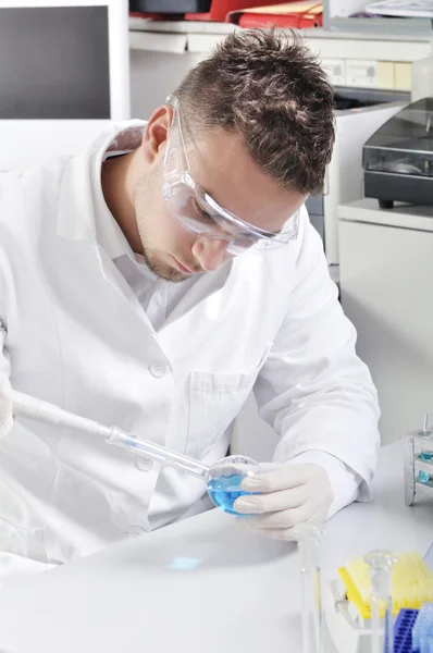 Jeune doctorant scientifique séduisant en laboratoire — Photo