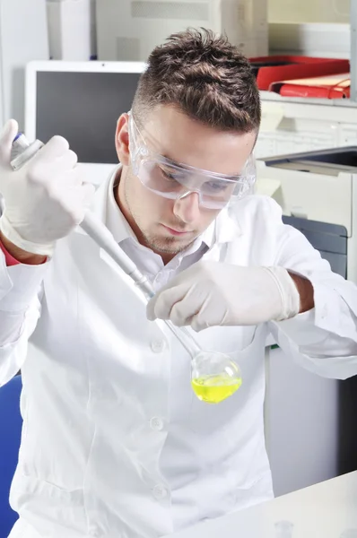 Jeune doctorant scientifique séduisant en laboratoire — Photo