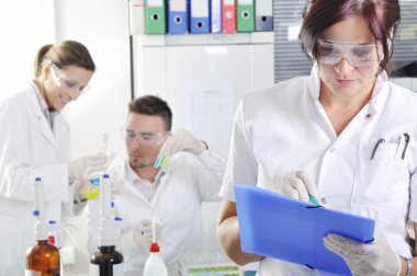 Benedictine gözlemleyerek çekici genç doktora öğrencileri bilim adamları