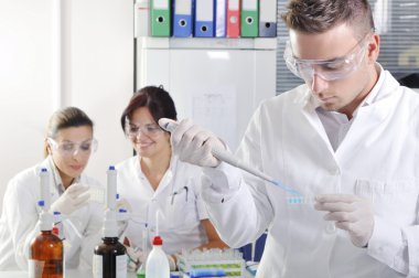 Benedictine gözlemleyerek çekici genç doktora öğrencileri bilim adamları