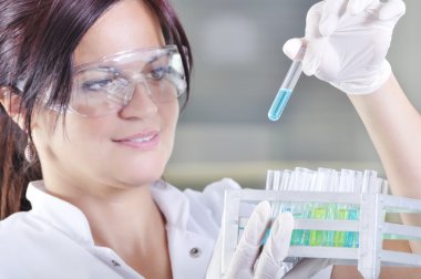 Mavi indica gözlemleyerek çekici genç doktora öğrenci bilim