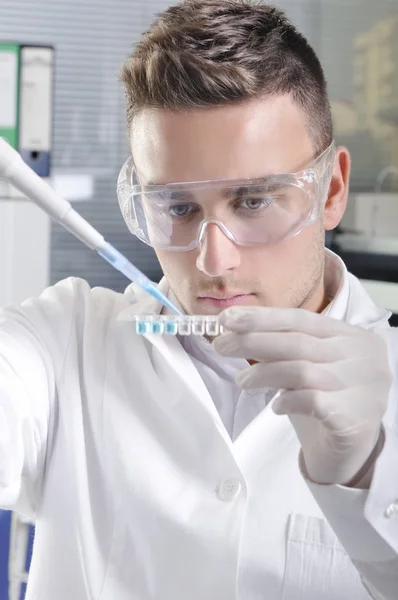 Jovem e atraente cientista estudante de doutoramento em laboratório — Fotografia de Stock