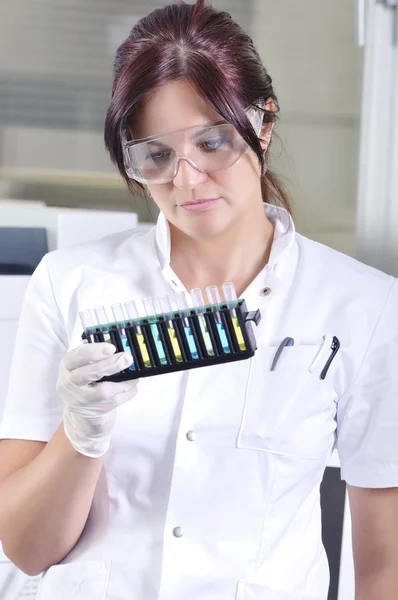 Jovem e atraente cientista estudante de doutoramento em laboratório — Fotografia de Stock