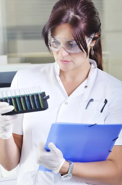 Jovem e atraente cientista estudante de doutoramento em laboratório — Fotografia de Stock