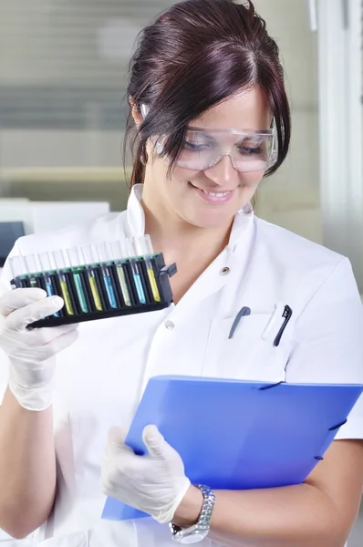 Atractivo joven científico estudiante de doctorado en laboratorio —  Fotos de Stock