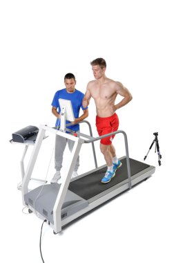 Spor bilim adamı performans değerlendirme yapıyor. Modern teknoloji