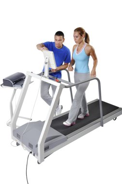 Spor bilim adamı koşu bandı ile performans değerlendirme yapıyor. Mo
