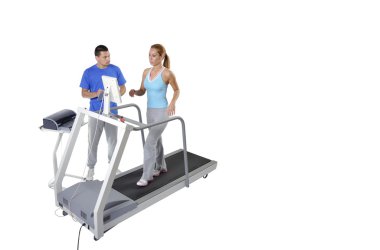 Spor bilim adamı koşu bandı ile performans değerlendirme yapıyor. Mo