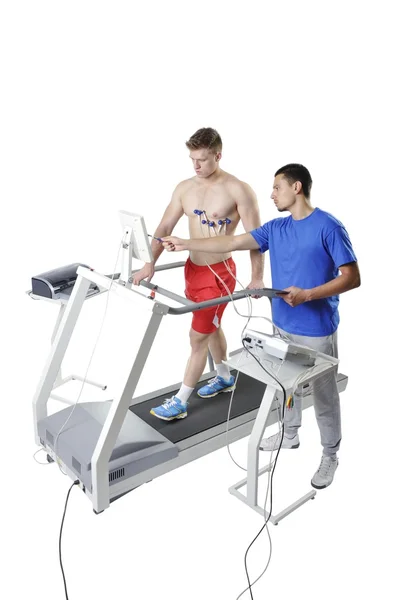 Spor bilim adamı koşu bandı üzerinde performans değerlendirme yapıyor. Modu