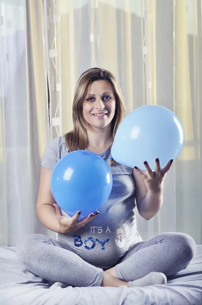 Happy framtida mamma fira med ballonger sin ofödda baby pojke — Stockfoto
