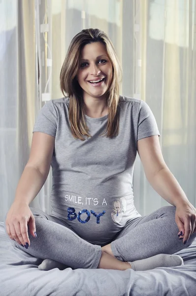 笑みを浮かべて、彼女の妊娠のための幸福を示す未来のママ — ストック写真