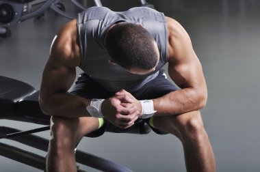 kusursuz bir beden poz ile yakışıklı kaslı erkek modeli