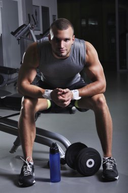 kusursuz bir beden poz ile yakışıklı kaslı erkek modeli