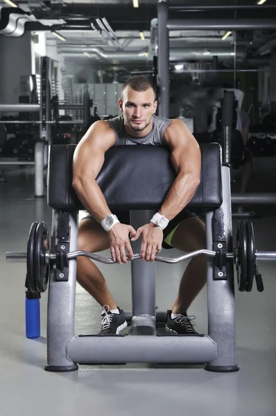 Modelo masculino muscular bonito com corpo perfeito se preparando para fazer exercício de bíceps — Fotografia de Stock