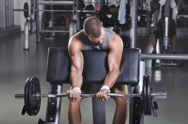 Modelo masculino musculoso guapo con cuerpo perfecto haciendo ejercicio de bíceps — Foto de Stock