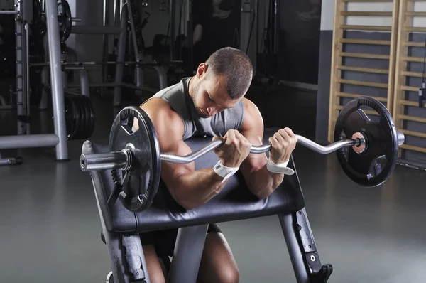 Modèle masculin musclé beau avec corps parfait faisant l'exercice de biceps — Photo