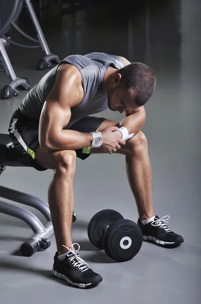 Modèle masculin musclé beau avec le corps parfait se préparant pour faire l'exercice de biceps — Photo