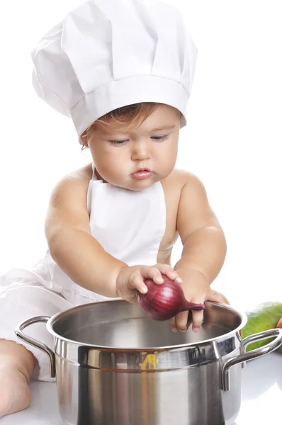 Divertido adorable bebé chef sentado y jugando con el equipo de cocina — Foto de Stock