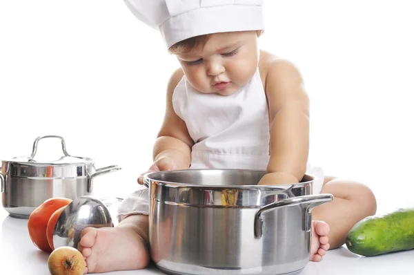 Engraçado adorável bebê menino chef sentado e brincando com equipamentos de cozinha — Fotografia de Stock
