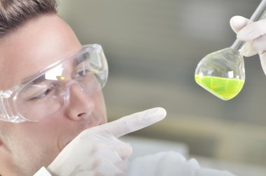 Kimyasal laboratuvar çözüm destillation sonra yeşil göstergeyi renk kayması gözlemleyerek çekici genç doktora öğrenci bilim