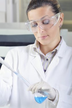 Sonra çözüm destillation kimyasal laboratuvar mavi gösterge renk kayması gözlemleyerek çekici genç doktora öğrenci bilim