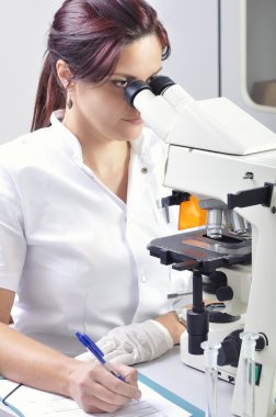 Yeni madde ya da virüs içinde mikroskop eğitim genç bilim adamı