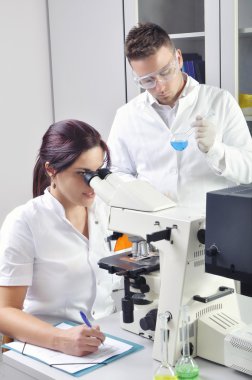 Genç bilim adamları yeni madde ya da virüs içinde mikroskop eğitim