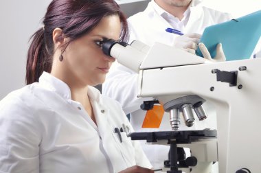 Genç bilim adamları yeni madde ya da virüs içinde mikroskop eğitim