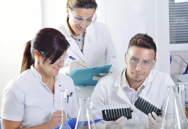 Sonra çözüm destillation kimyasal laboratuvar mavi, sarı ve yeşil gösterge renk kayması gözlemleyerek çekici genç doktora öğrencileri bilim adamları