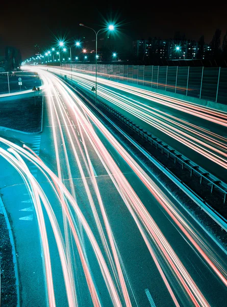 Snelheid verkeer - lange tijd blootstelling op de snelweg met auto licht paden bij nacht Rechtenvrije Stockafbeeldingen