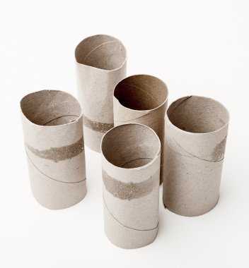 Boş tuvalet kağıdı ruloları beyaz arkaplanda izole edildi.