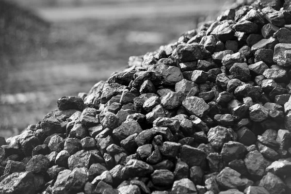 Montón de carbón. Un lugar, donde el carbón se almacena para vender . — Foto de Stock