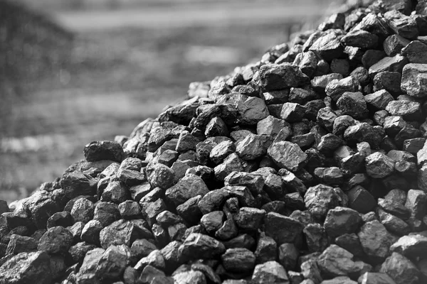 Kohlenhaufen. ein Ort, an dem Kohle gelagert wird, um sie zu verkaufen. Stockbild
