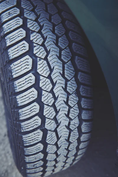 Pneu de voiture sale sur une route poussiéreuse. Regardez la bande de roulement sale à cause de la poussière, du sable et de la poudre . — Photo