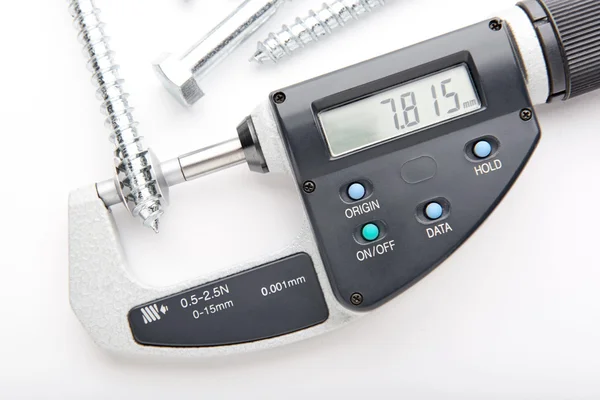 조정 가능한 압력으로 디지털 마이크로미터와 볼트의 직경을 측정. — 스톡 사진