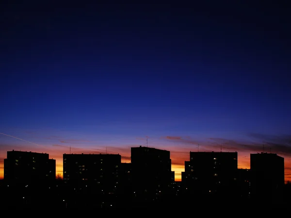 Grandes edificios de la ciudad en un atardecer — Foto de Stock