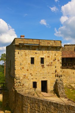 Mavi gökyüzünün altında eski taş Ortaçağ Kalesi