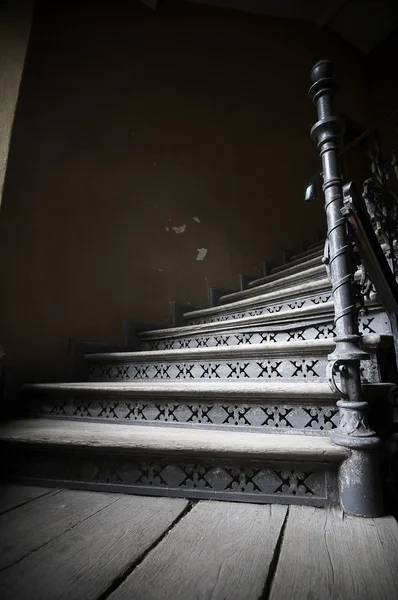 Alte Holztreppe in einem verlassenen Mietshaus — Stockfoto