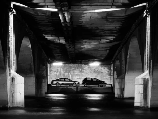 Köprünün altından iki araba park. Stok Resim