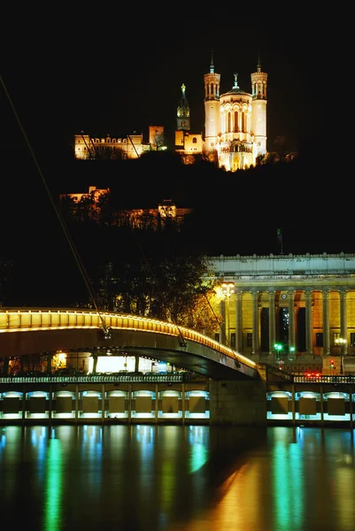 Utsikt över basilikan Notre-Dame de Fourvière över floden Saone i Lyon, Frankrike. — Stockfoto