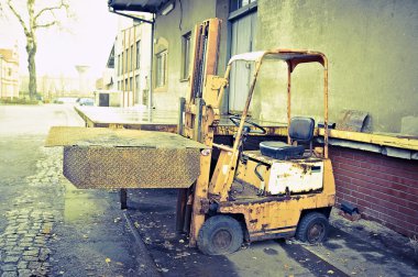 Vintage eski kırık forklift duran lastik