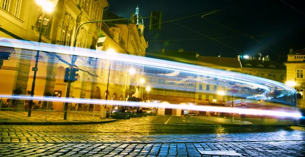 Легкие трамваи проходят по старой городской площади за одну ночь — стоковое фото
